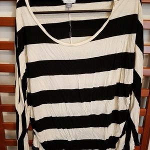 Black/off white long, relaxed top old navy xxl